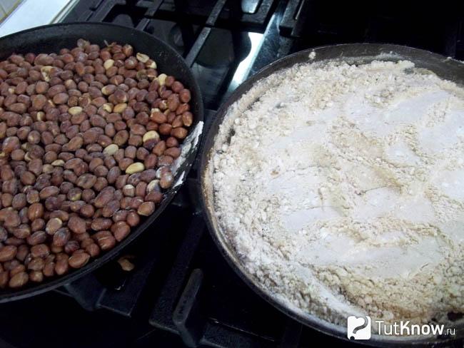 Мука и арахис жарятся