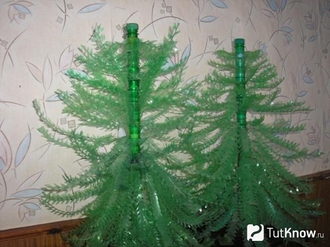 Две ёлки из пластиковых бутылок