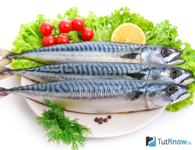 Соленая скумбрия с зеленью и лимоном