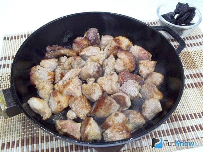 Мясо жарится