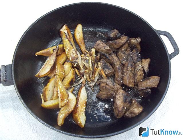 Продукты соединены в сковороде