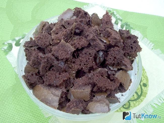 Тесто нарезано кусочками и выложено в крем