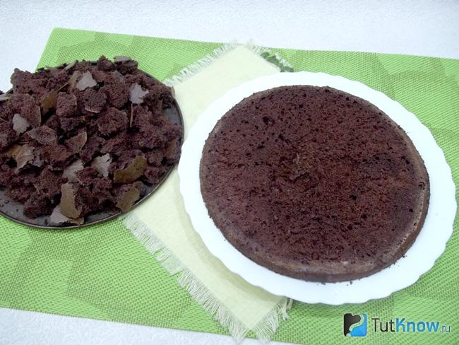 Испеченный корж разрезан вдоль, и одна часть нарезана кусочками