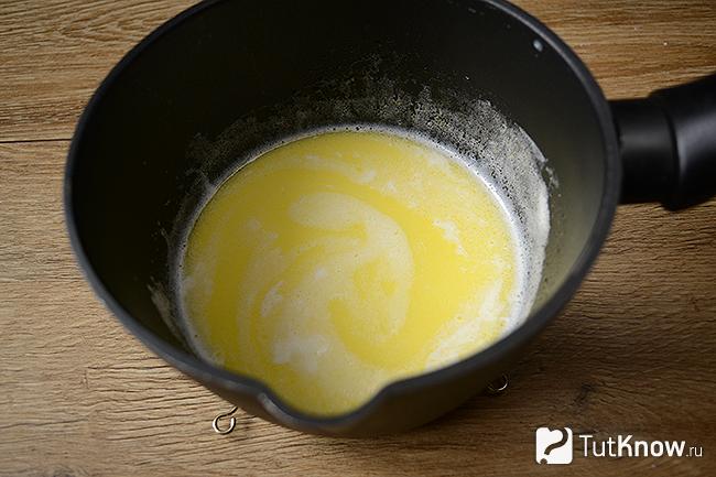 Масло с молоком в сотейнике