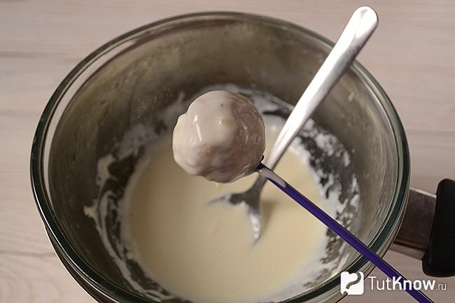 Шарики окунаем в белый шоколад