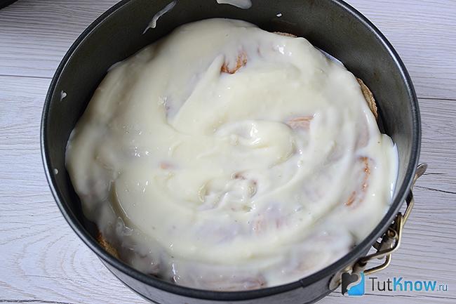 Слой печенья Ушки, смазанный кремом