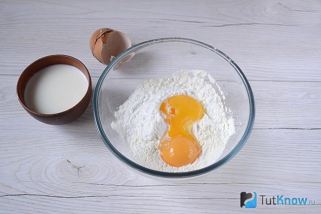Мука, кукурузный крахмал, сахарный песок и желтки для теста
