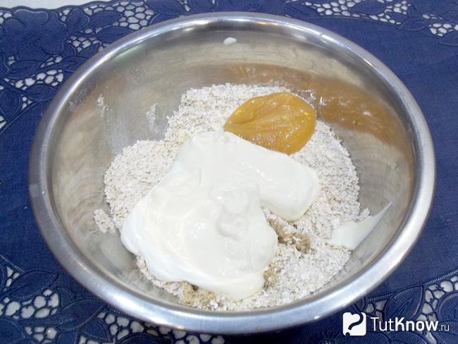 Овсяные хлопья соединены со сметаной, маслом, яйцами и медом