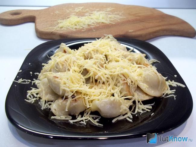Пельмени присыпаны сыром