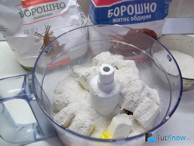 В комбайн насыпана ржаная мука