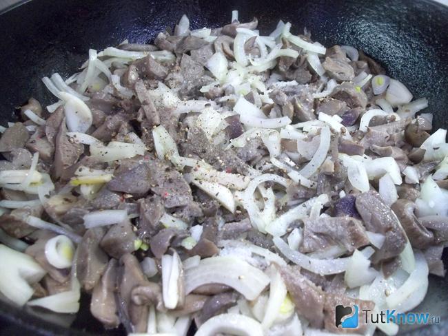 Грибы с луком жарятся
