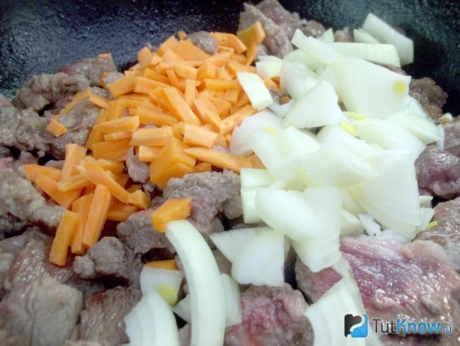 К мясу добавлена морковь и лук