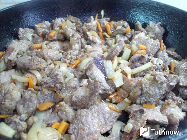 Мясо с овощами жарятся