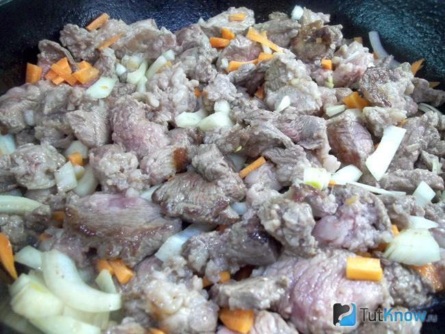 Мясо с овощами жарятся