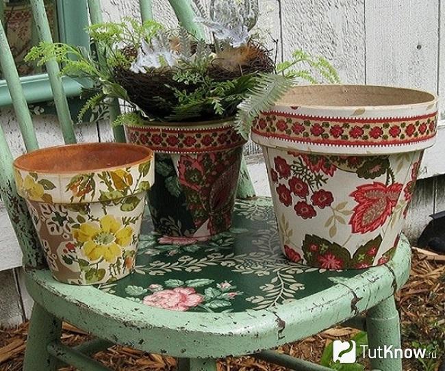 Украшенные обоями цветочные горшки и стул
