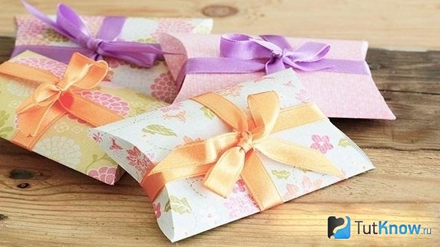 Праздничные открытки из кусков обоев