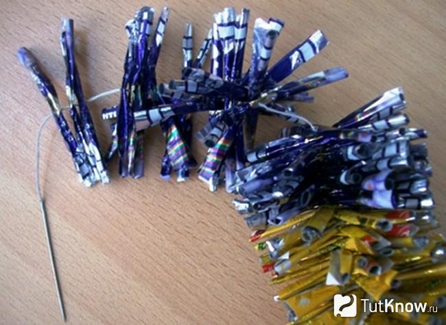Гирлянда из конфетных фантиков крупным планом