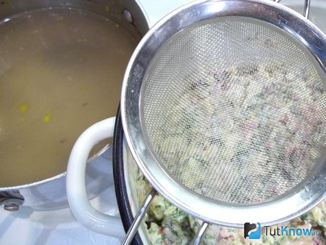 К продуктам налит бульон