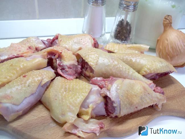 Курица нарезана кусочками