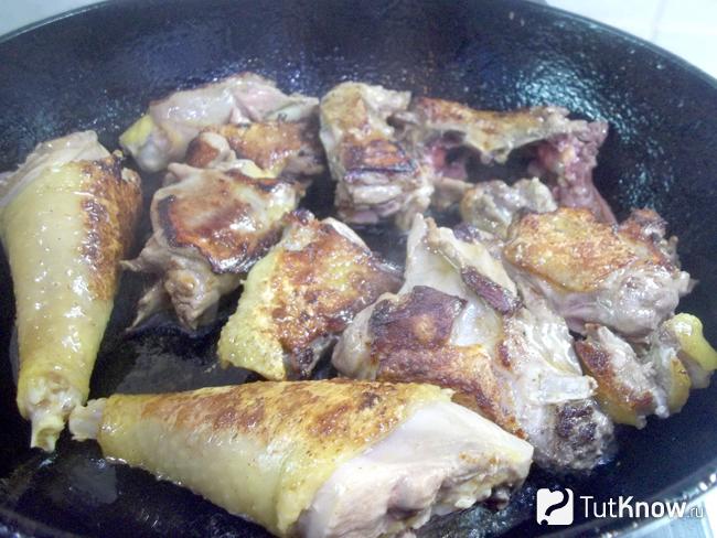 Курица жарится