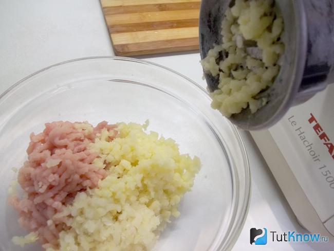 Картофель перекручен через мясорубку
