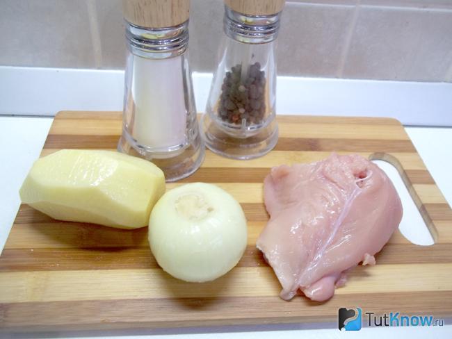 Картофель с луком очищен