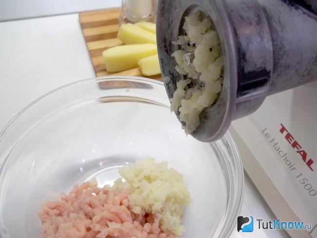 Лук перекручен через мясорубку