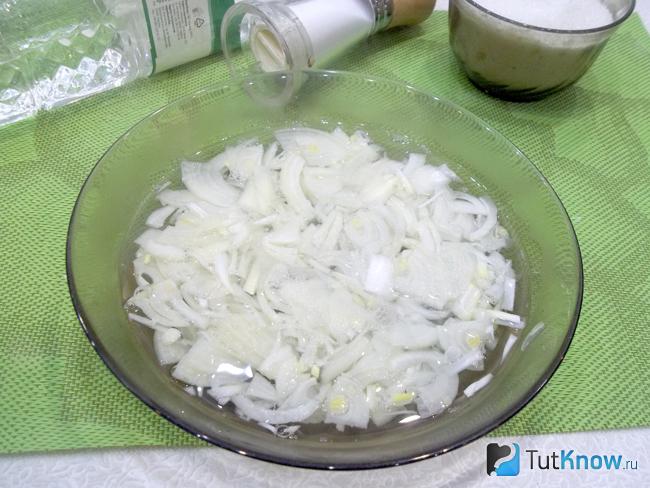 Лук залит кипятком