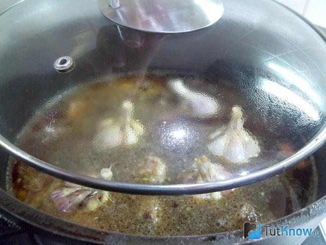 Кастрюля закрыта крышкой