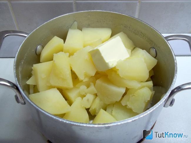 К картофелю добавлено масло