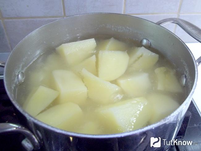 Картофель варится