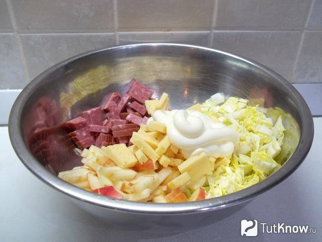 Продукты заправлены майонезом