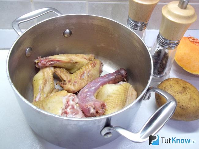 Курица нарезана и сложена в кастрюлю