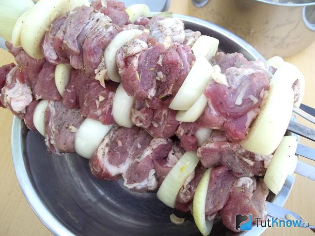 Мясо с луком нанизаны на шампур
