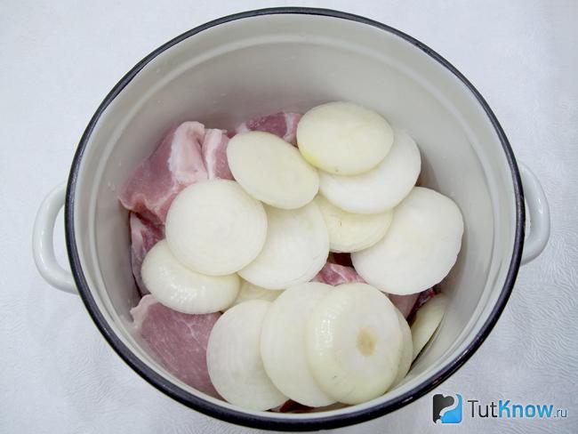 Лук нарезан и добавлен к мясу