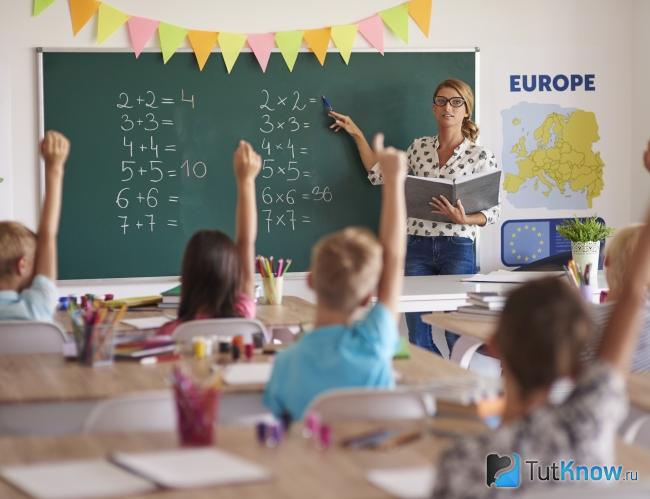 Учительница проводит урок математики