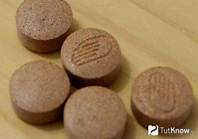 Пивные дрожжи в виде таблеток крупным планом
