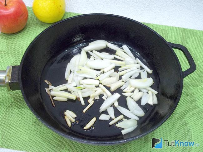 Лук жарится