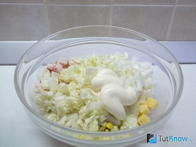 Продукты заправлены майонезом