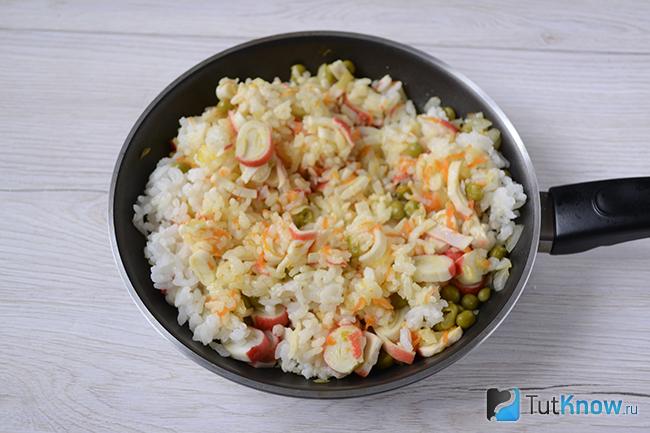 Готовый жареный рис с крабовыми палочками и горошком