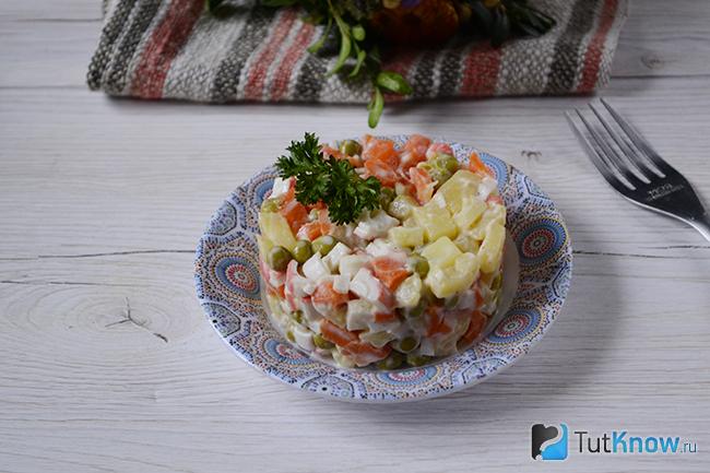 Готовый крабовый салат на тарелке