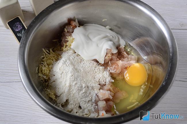 Тесто для оладий в миске