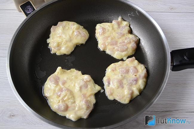 Жарим куриные оладьи