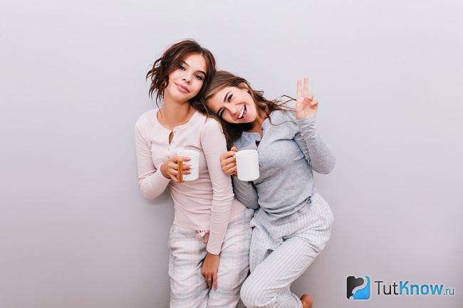 Две девушки с чашками чая для похудения