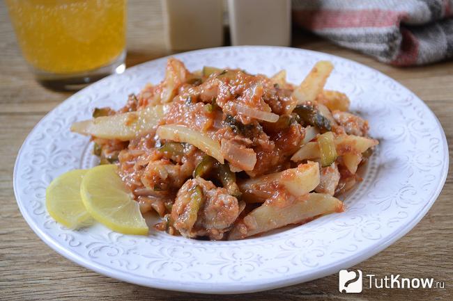 Азу из курицы с солеными огурцами в томате в тарелке