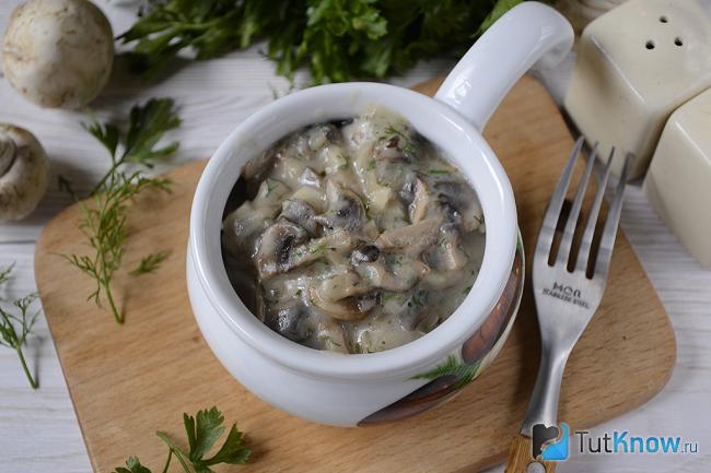 Шампиньоны, тушенные в сливках с чесноком в горшочке