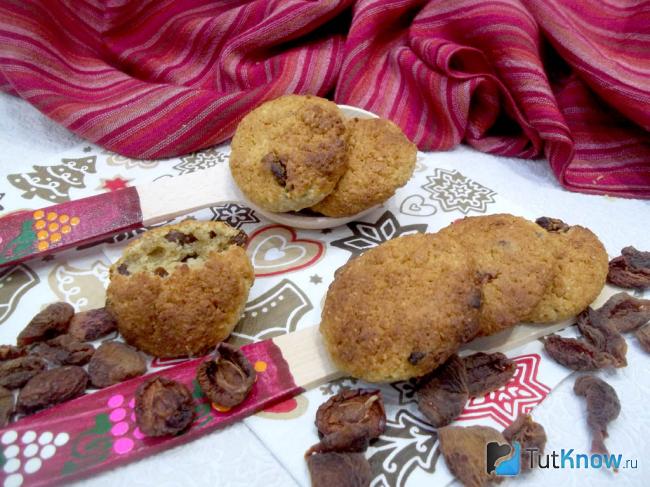 Готовое постное овсяное печенье с манкой, медом и сухофруктами