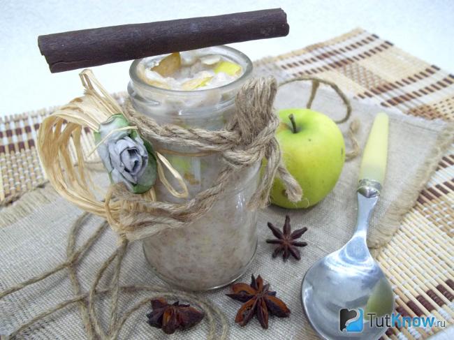 Готовая ленивая овсянка с яблоками