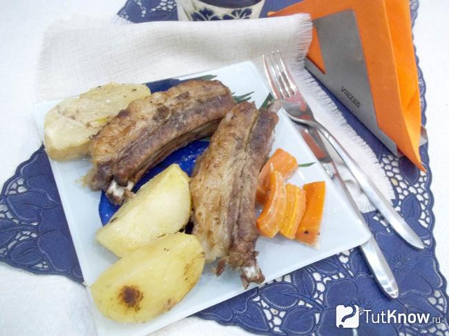 Готовое мясо с овощами в молоке в духовке