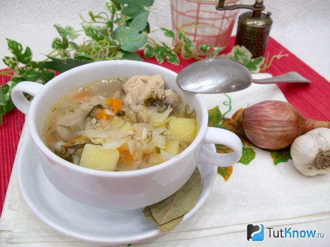 Готовый суп на курином бульоне с овощами
